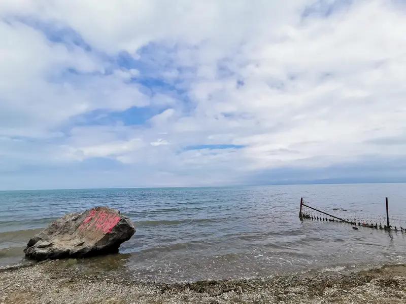 中国境内面积最大的湖泊是青海湖，面积约4321平方千米，它也是我国第一大内陆湖和