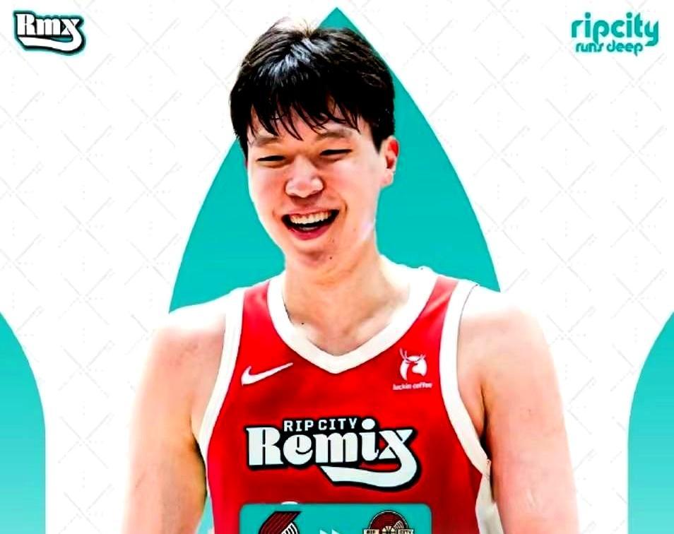 19分背后只睡3小时杨瀚森凌晨三点落地波特兰，早上七点又被闹钟拽起来。马丁