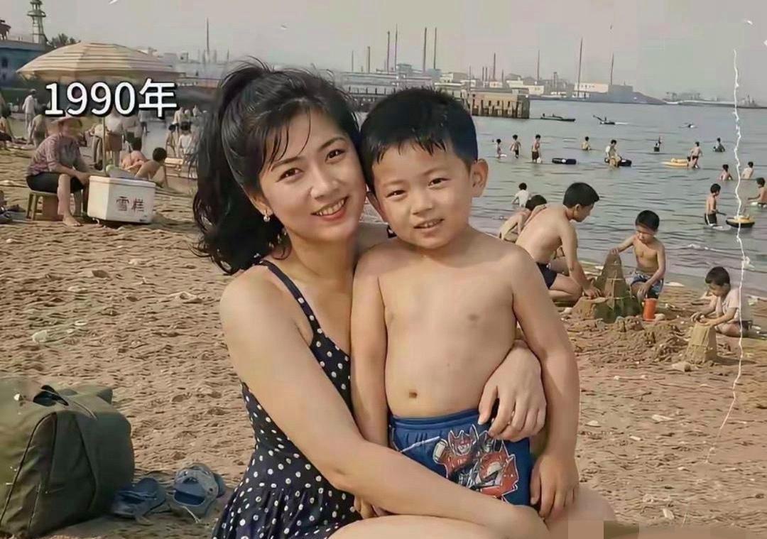 一张时隔30年的母子合影，妈妈一如既往的美，儿子变化好大