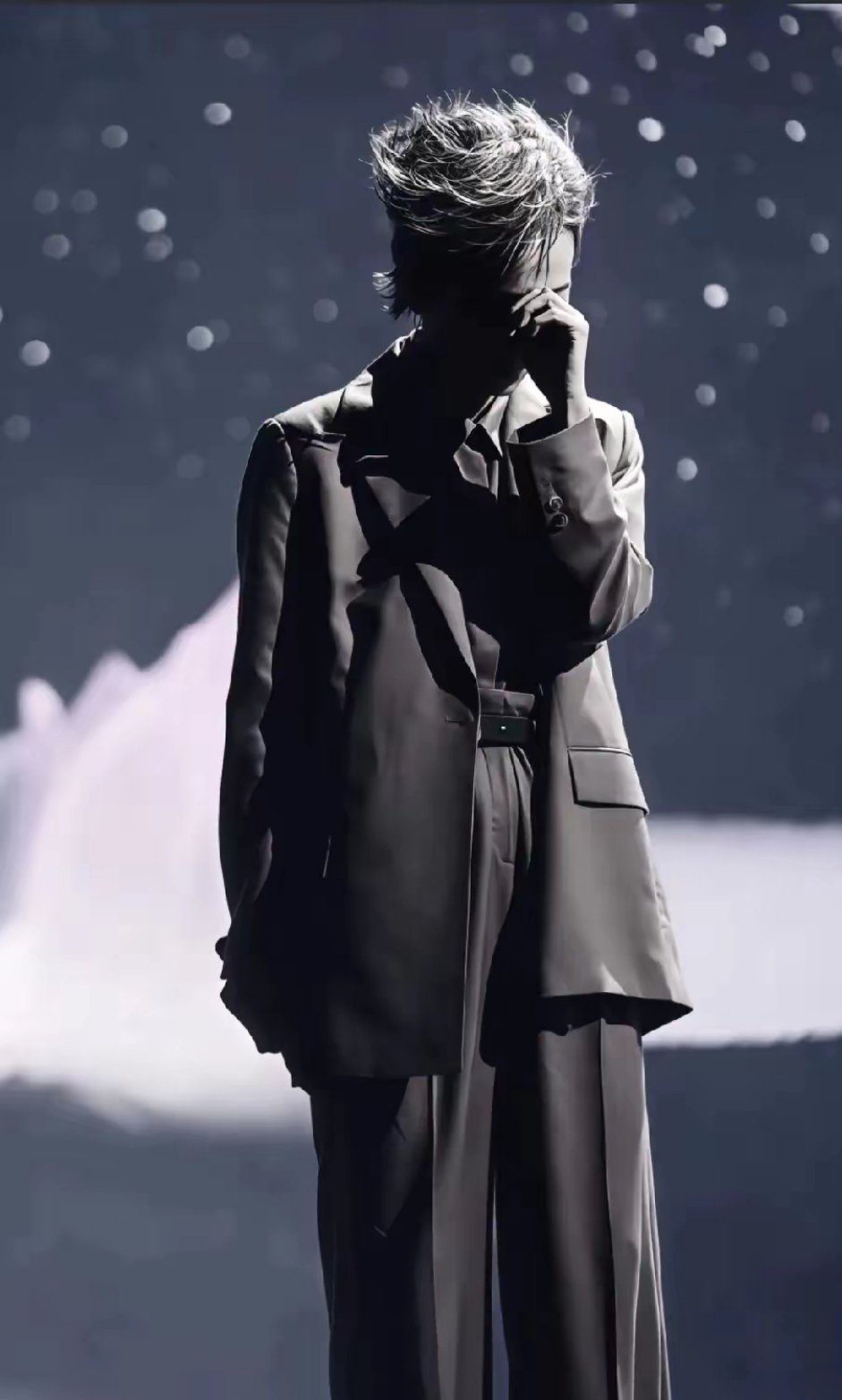 终于知道叶童为什么要终止演唱会了。?首先叶童1963年生，今年已经六十多岁了，