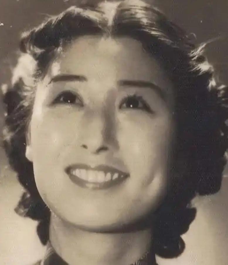 1940年深夜，民国大美女郑苹如，被秘密押到小树林执行枪决。特务垂涎她的美色，犹
