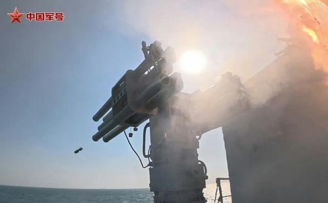 海南舰出海进行实战演练，令人瞩目的是试射了55mm反蛙人榴弹火箭炮。射程500米