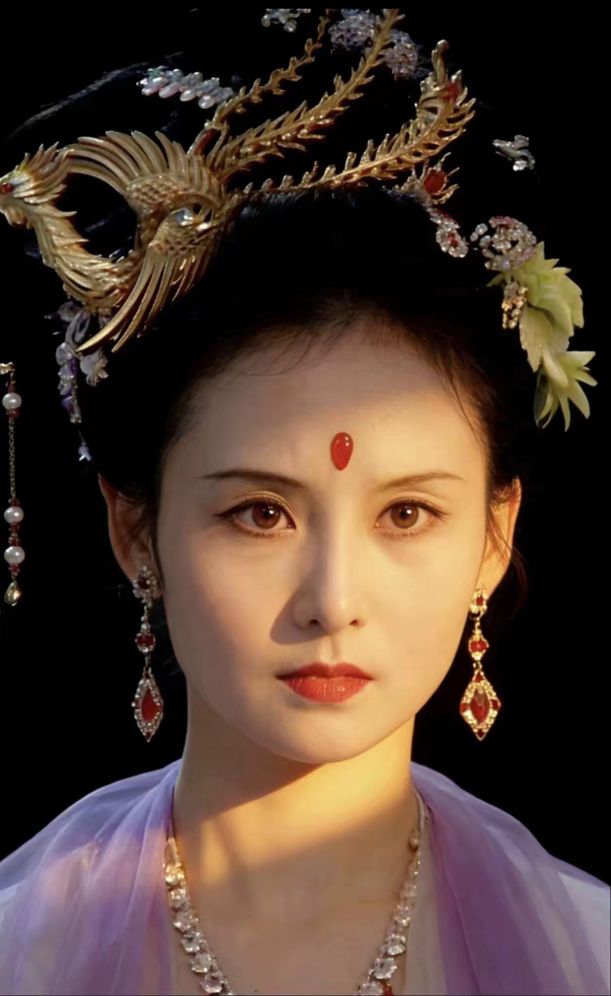 如果这样把精修图放在一起的话朱琳看起来并不是特别的突出呀！当年都说女儿国国王的