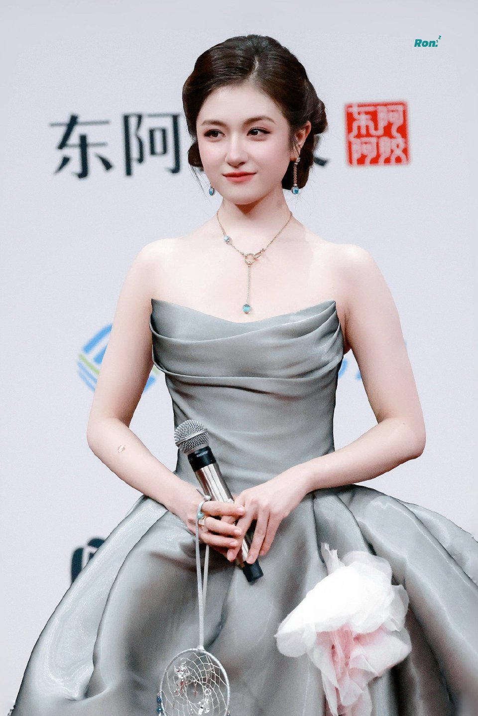 李兰迪这次星光大赏造型每套都好好看，银灰色大气温婉，黑色v领长裙好勾人兰迪你值得