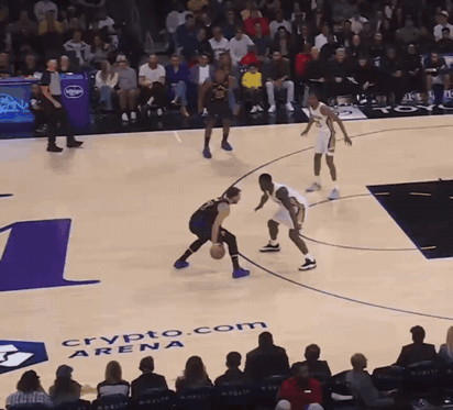 东契奇单挑锡安，像不像球场上的你们[捂脸哭]，一顿花里胡俏的操作下来，本以为能轻松