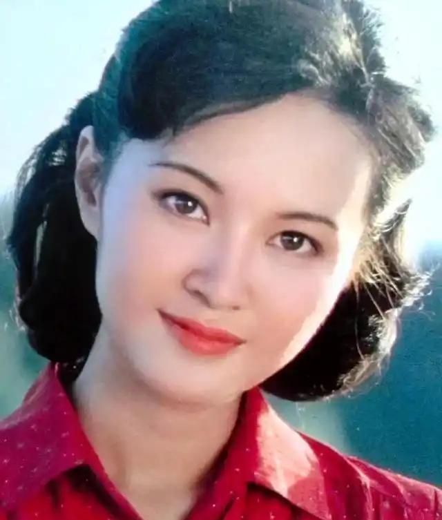 方舒的两次婚姻，撕开了多少女人不敢说的真相。第一次嫁给同学陈国星，聚少离多，三