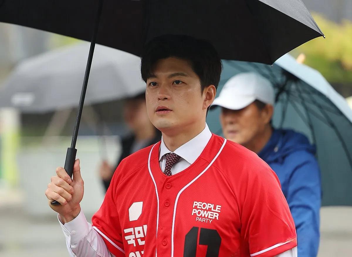 权宁世对洪准杓进行人身攻击。接替他的金龙泰却表示要尊重大嘴巴的声音，明智地接受