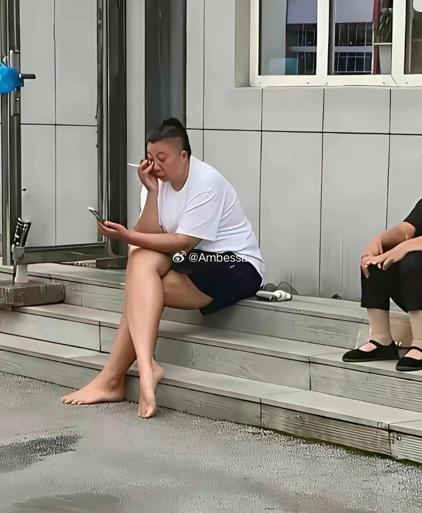 虽然现在她落魄了，但是赚的钱估计也够花几辈子了，怎么也足够了！