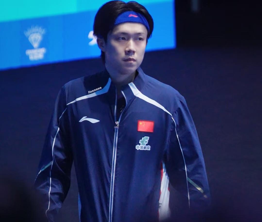 王楚钦估计是发现了肯定是在网上看见球迷蛐蛐他他现在都是戴好发带才出场，以前都