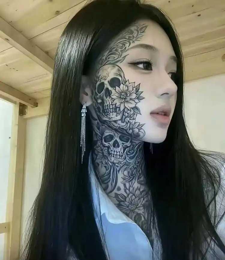 真不知道姑娘是咋想的，让纹身糟蹋了这一张漂亮的脸蛋。唉！