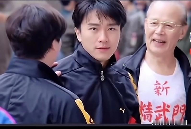 小时候看周星驰电影，只觉得满屏都是无厘头的搞笑。像《破坏之王》里断水流大师兄那句