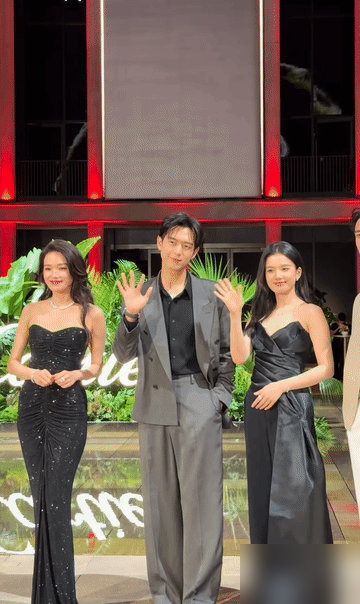 48岁舒淇站25岁张婧仪旁边，没人看年龄，全在盯腰。卡地亚晚宴生图流出来，网友直接炸了。一个慵懒松弛