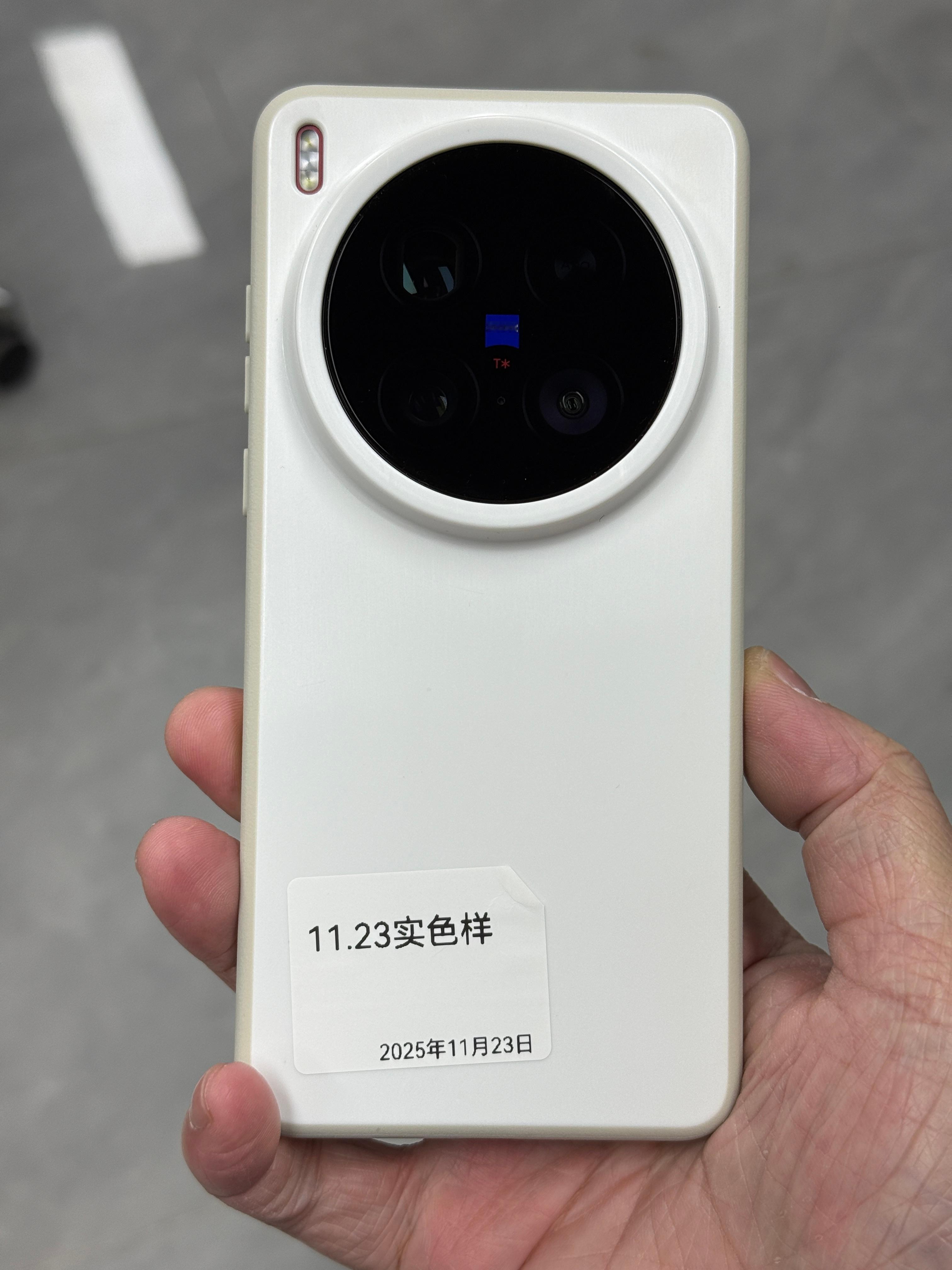 调了一个米白色这个我们会尝试滑溜溜的油漆，就是耐脏的油漆，不然这个白色一下就脏了