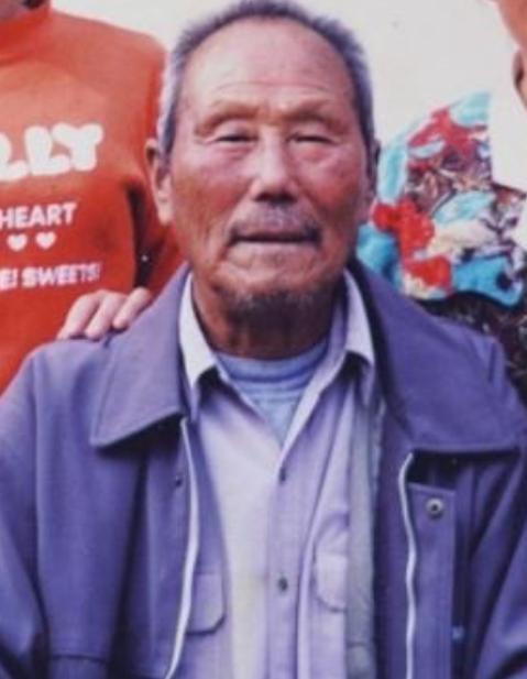 1950年,一个身材高大的土耳其士兵,看见志愿军董明德已筋疲力尽,便想趁机下手,