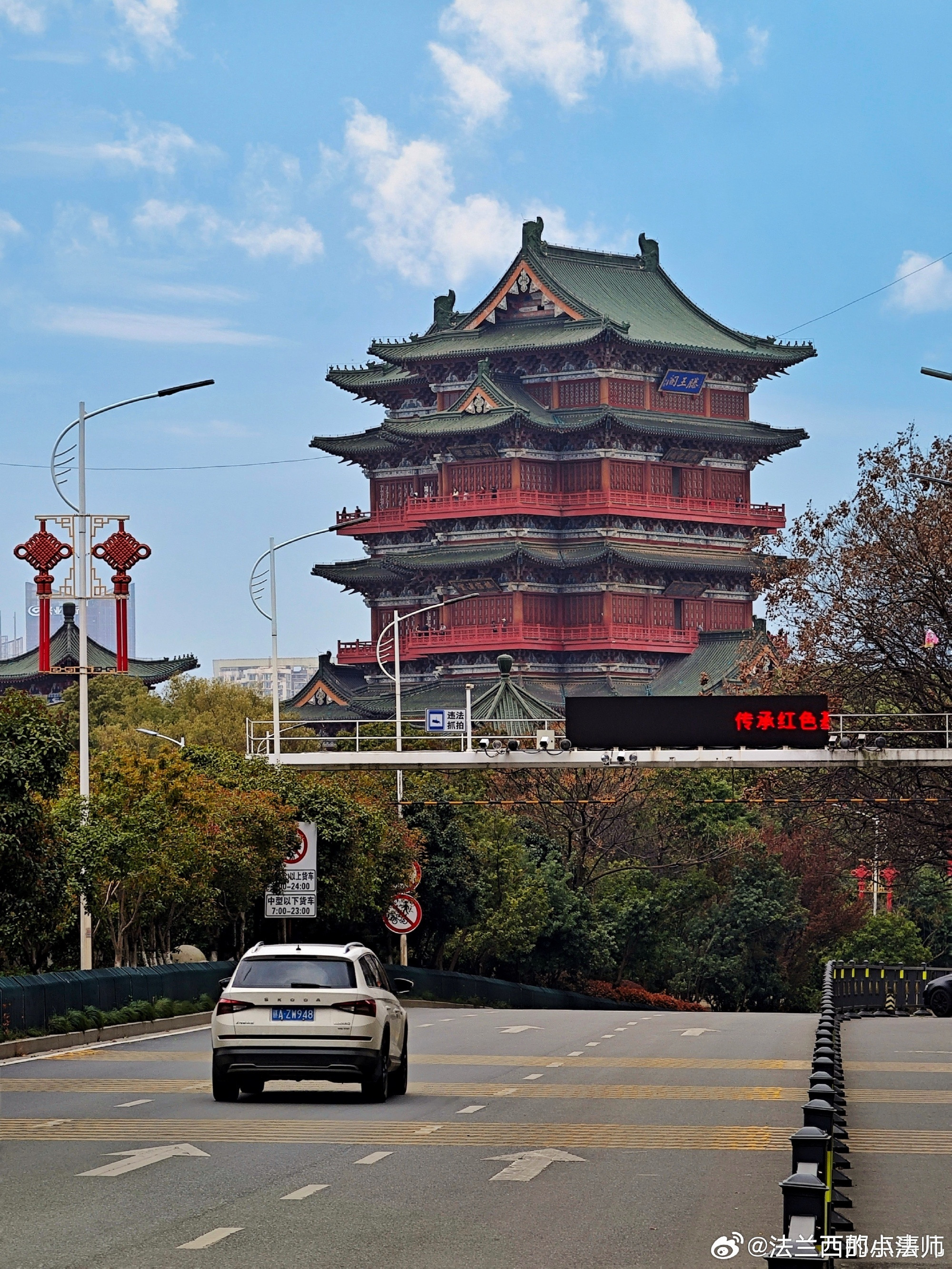 去南昌旅行那几天，我才真正明白什么叫“吃在山海之间”。走进《寻味山海》南昌站的镜