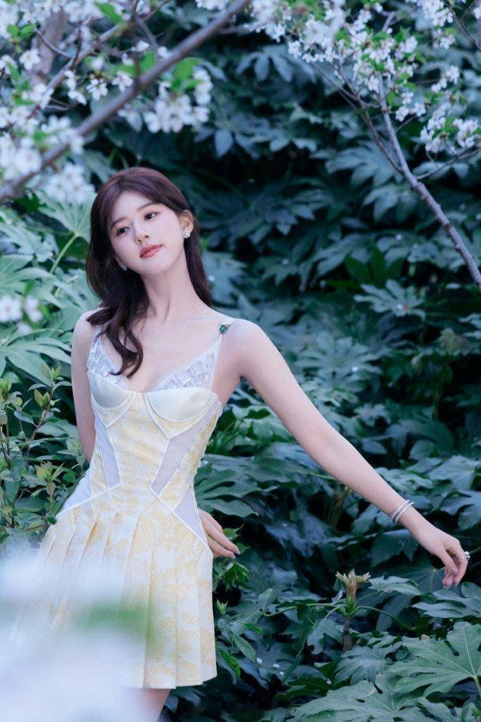 赵露思甜美的少女感穿搭​​​