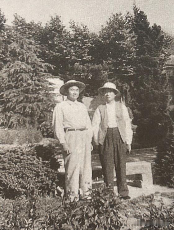 1965年，韩先楚将军（右）与陈再道将军在庐山合影。两人同为开国上将，此前在革命