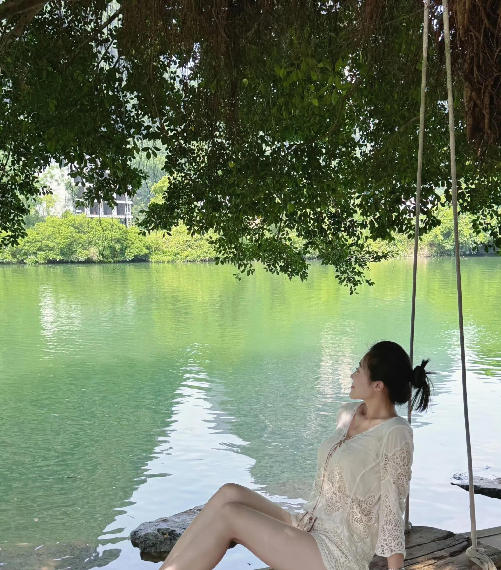 主持人齐彤彤光脚丫玩水真美