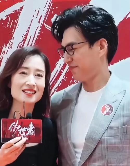 这下是真出名了，​不仅北京知道，​连全国都知道刘敏涛和靳东，这对“伪装情侣”