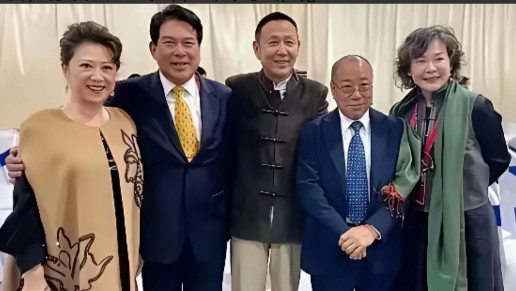 重磅合影来袭！中间是气场十足的陈道明，他左侧这位戴着眼镜，身穿笔挺西装、笑容慈祥