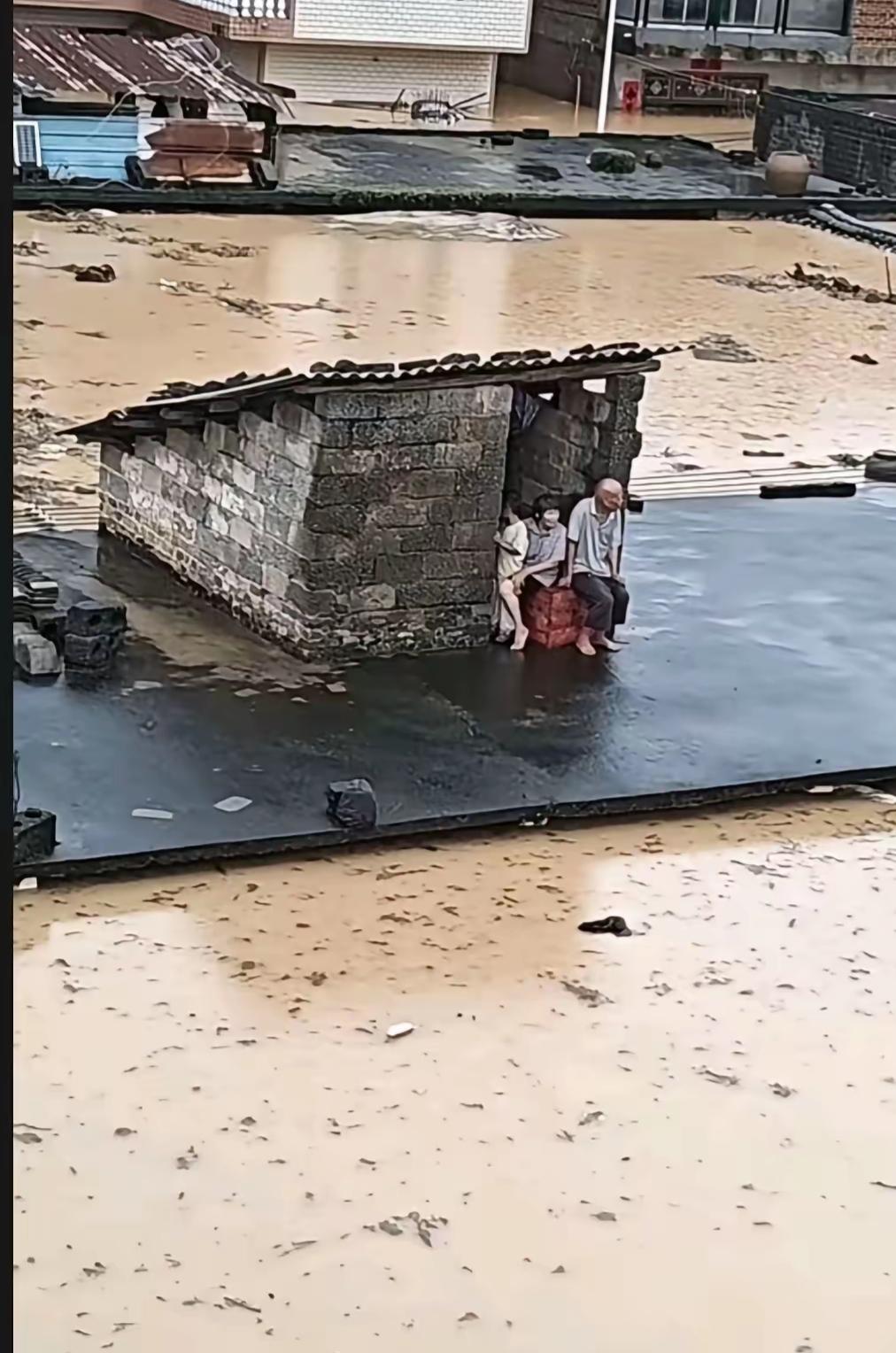滔天洪水就要漫过屋顶，一家老小卷缩在屋顶的小屋里，可怜又无助，此时此刻，最想说的