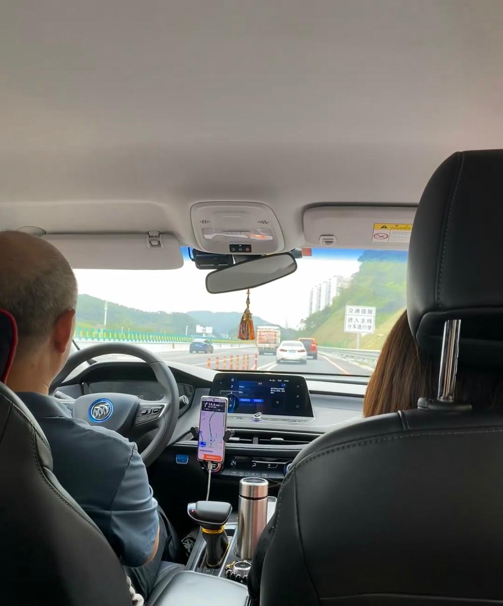 上周刷到网友吐槽：坐顺风车被司机追问“你做什么工作的”“工资多少”，吓得她全程假
