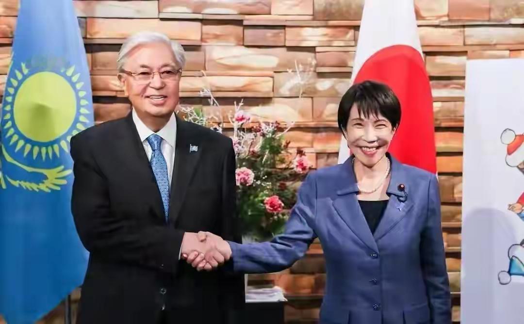 硬刚中俄？托卡耶夫与日本签了稀土协议后，又赶往俄罗斯摊牌了哈萨克斯坦的这个总统