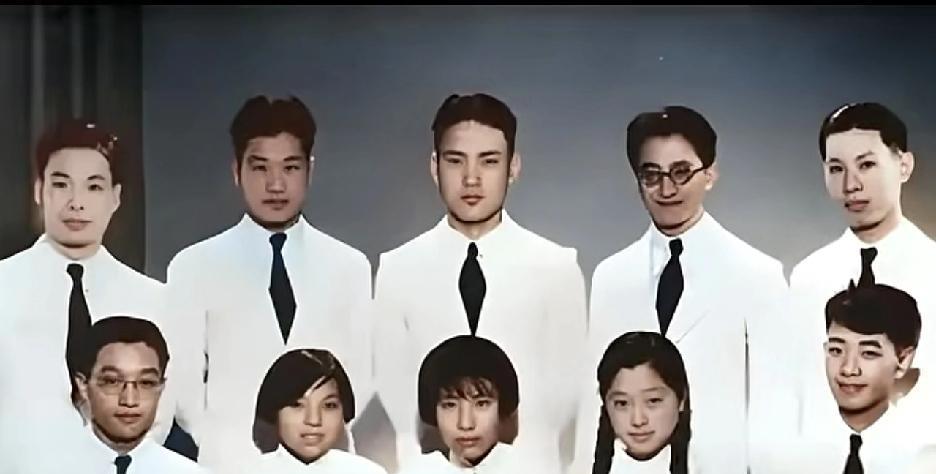 1936年清华大学物理系毕业照上，藏着一段科学与爱情交织的往事。前排梳长辫的22