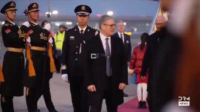 英国首相斯塔默这是咋回事儿，到了北京就不会走路了吗？有人说他被中国的阵势“吓尿了