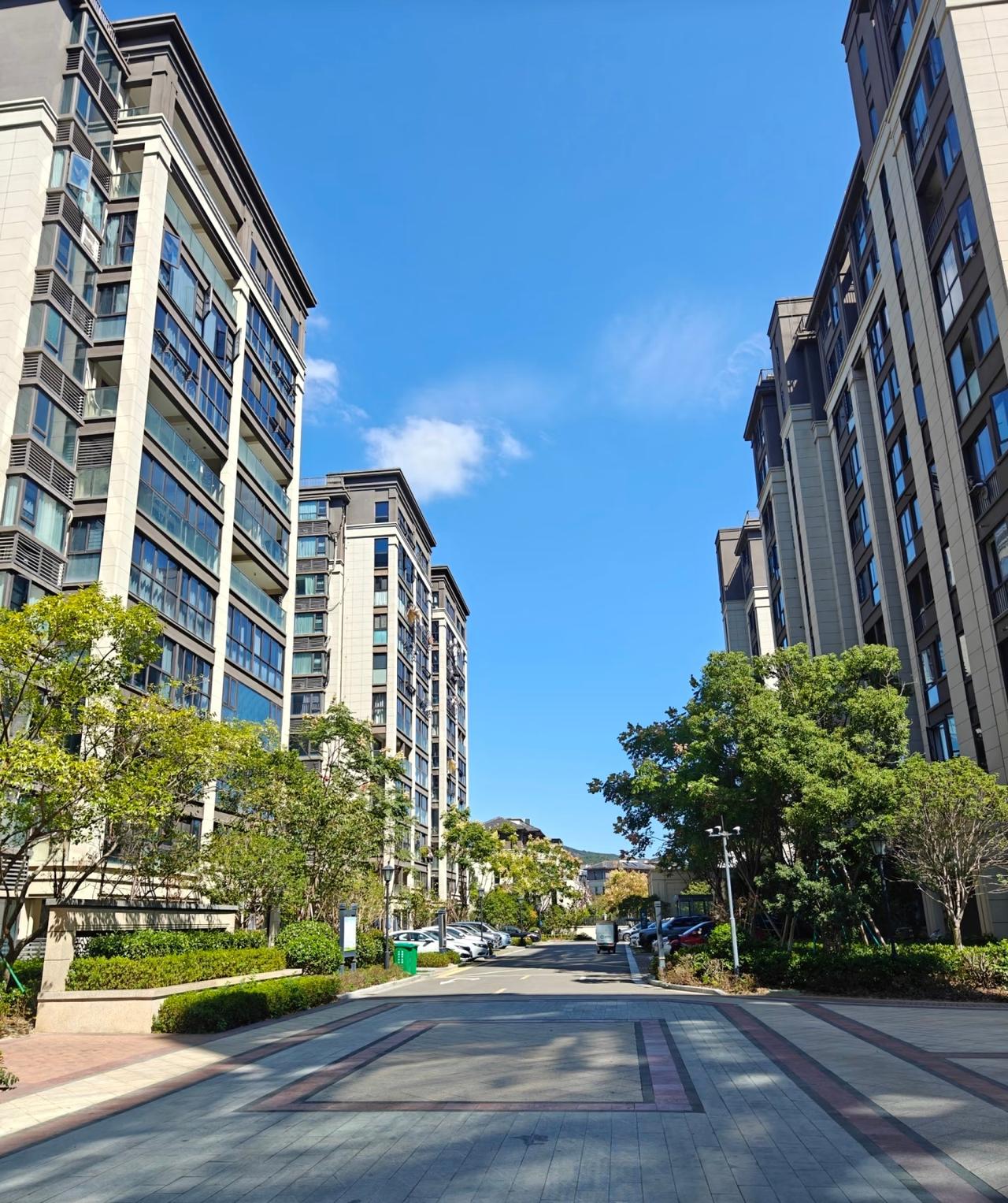 小王家境优渥，名下三套住宅，房产总价合计480万，每套月租两千，月租金一共6