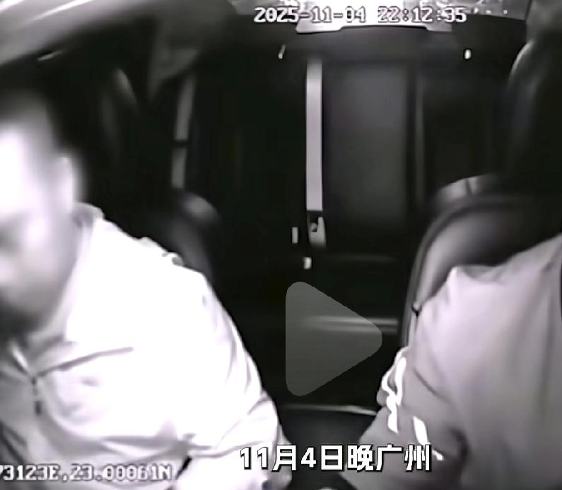 一位乘客打出租车后，下车的时候打算拿走司机车上的物品，出租车司机告知这位乘客，这