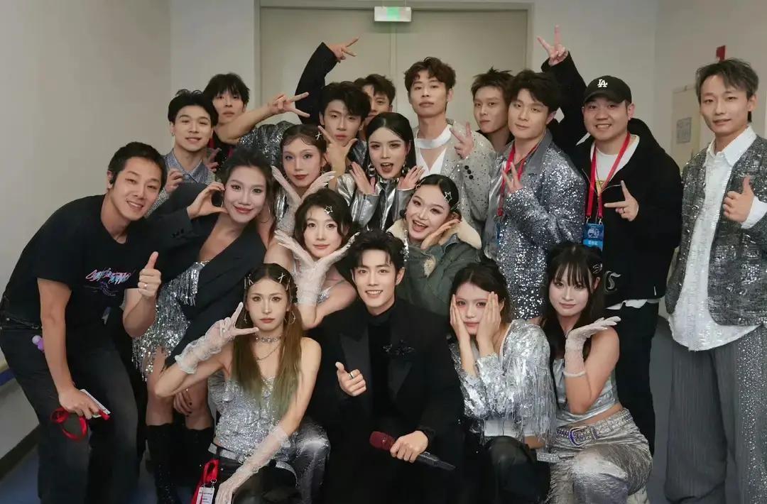 肖战重庆活动，被黑衣强抢C位！这哪是追星，简直是战场突袭。我得说，这事儿太离