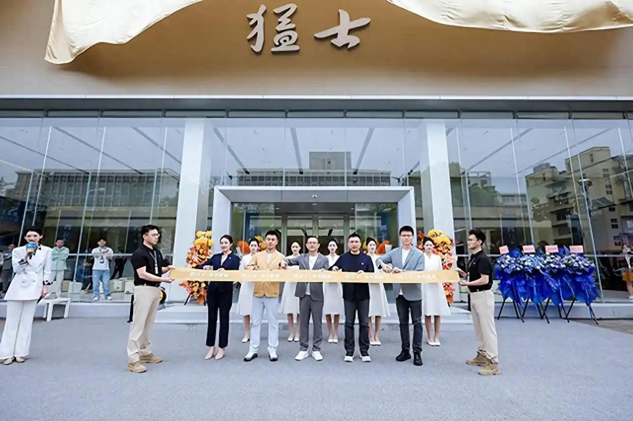 猛士汽车CEO万良渝用“刚与柔”概括品牌坚守：“刚是军工DNA，是灵魂与底气；柔