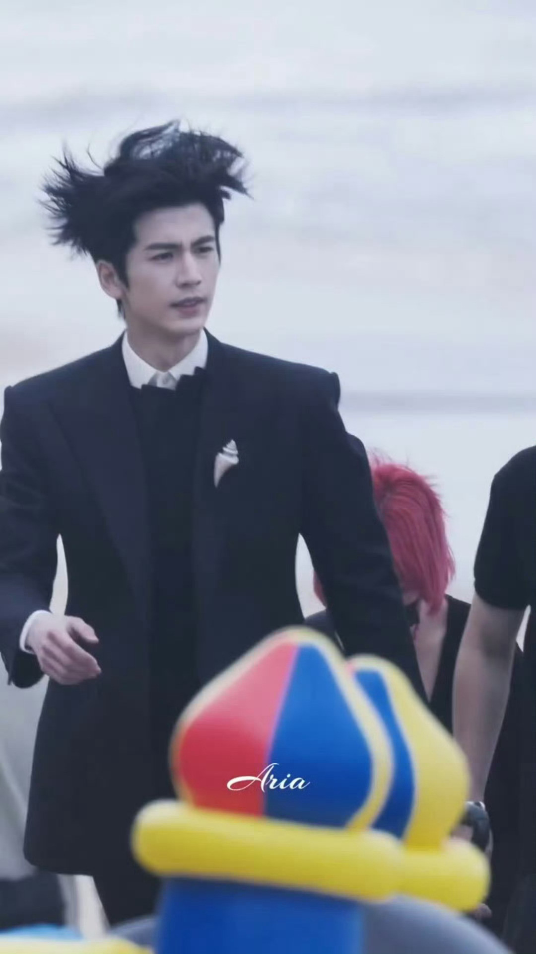 张凌赫头发被吹成海胆了哈哈哈哈哈哈哈哈张凌赫头发像是被嗦成芒果核了​​​