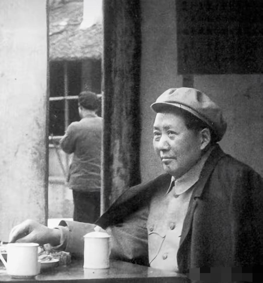 我发现个怪事，前些年总揪着毛主席晚年挑刺的人，如今怎么都没了动静？说到底不是