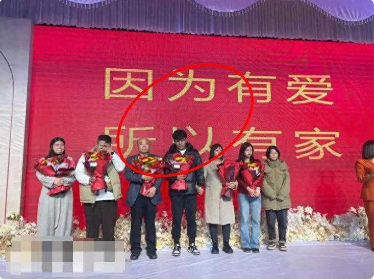 解清帅直播带货翻车了。当初那个拒绝老爸送房送车的“有志青年”，现在全家上阵卖
