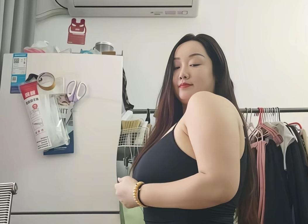 俐vintage老照片，没有美颜滤镜加持，美感浑然天成。自带强大的原生气场，