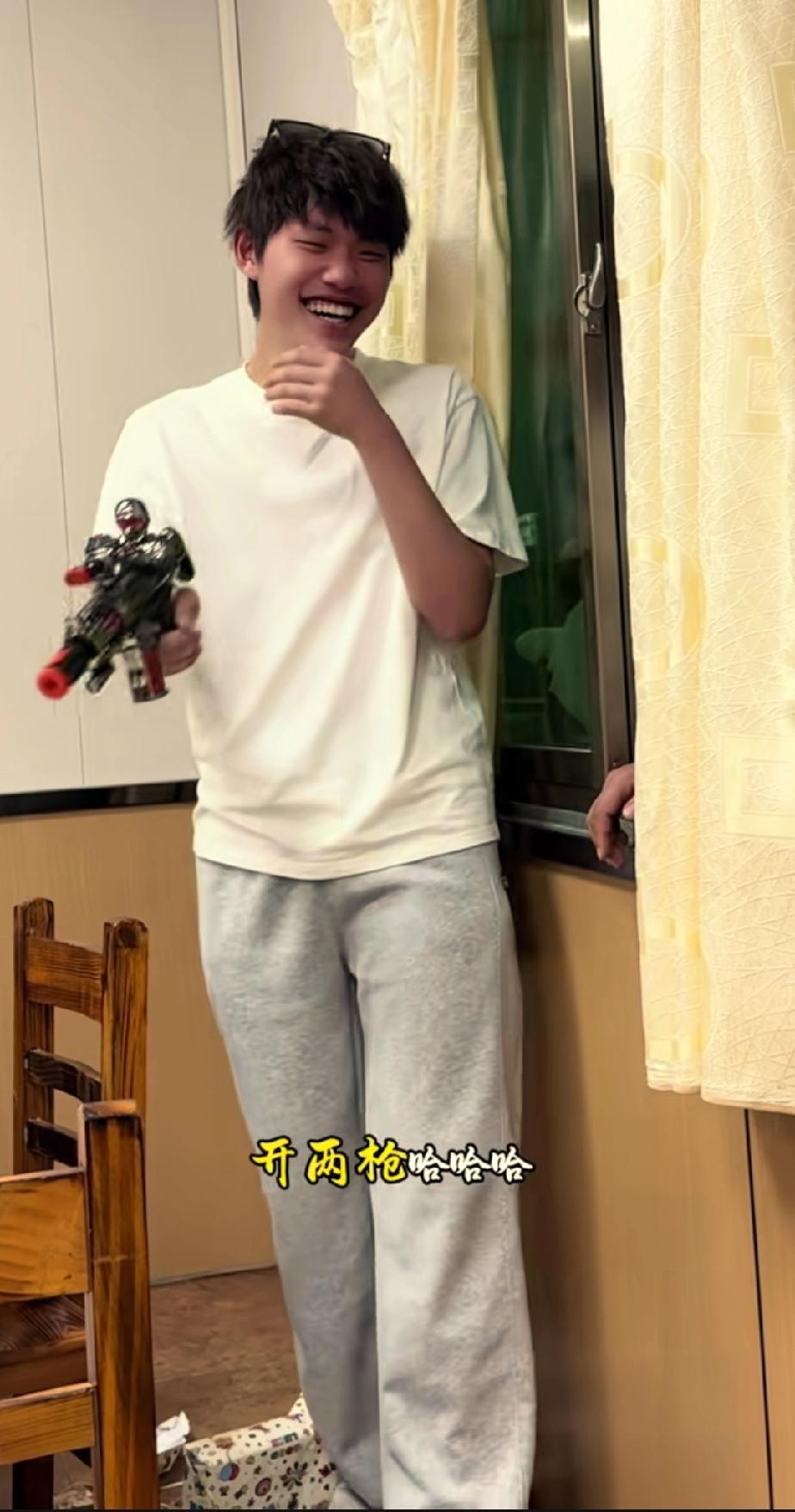 叶锐聪过生日时，他的爸爸妈妈、姐姐弟弟一同为他准备了19份生日礼物。这是他回归家