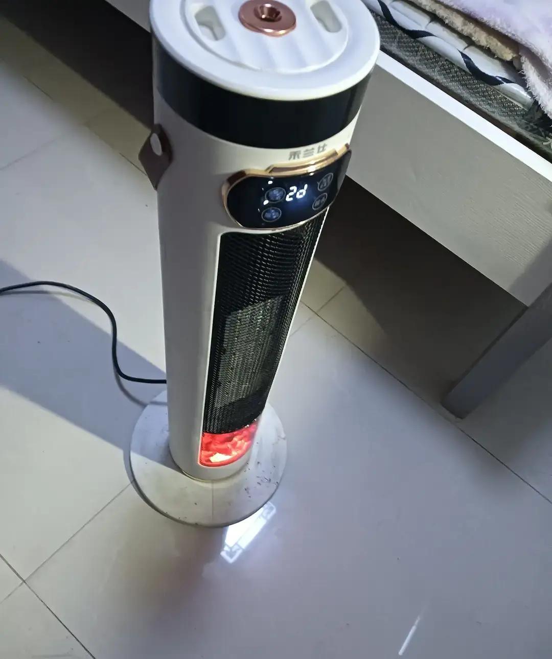 爷爷半夜摸到客厅把电暖器插头拔了，说费电。第二天小两口发现室温只有16℃，娃