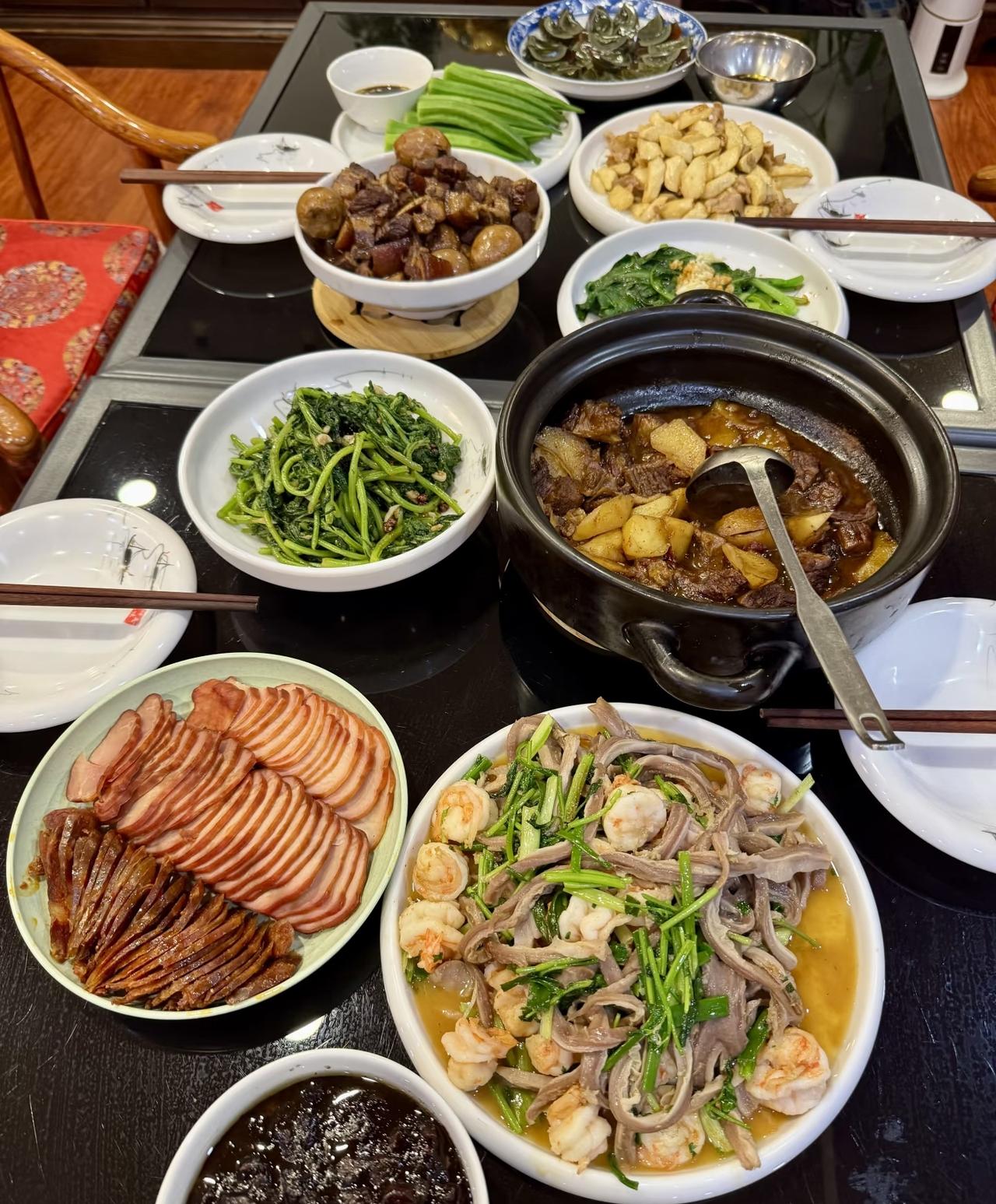 入秋十不吃：1.冰西瓜入秋后天气虽然还热，但西瓜没必要抱着半个猛吃