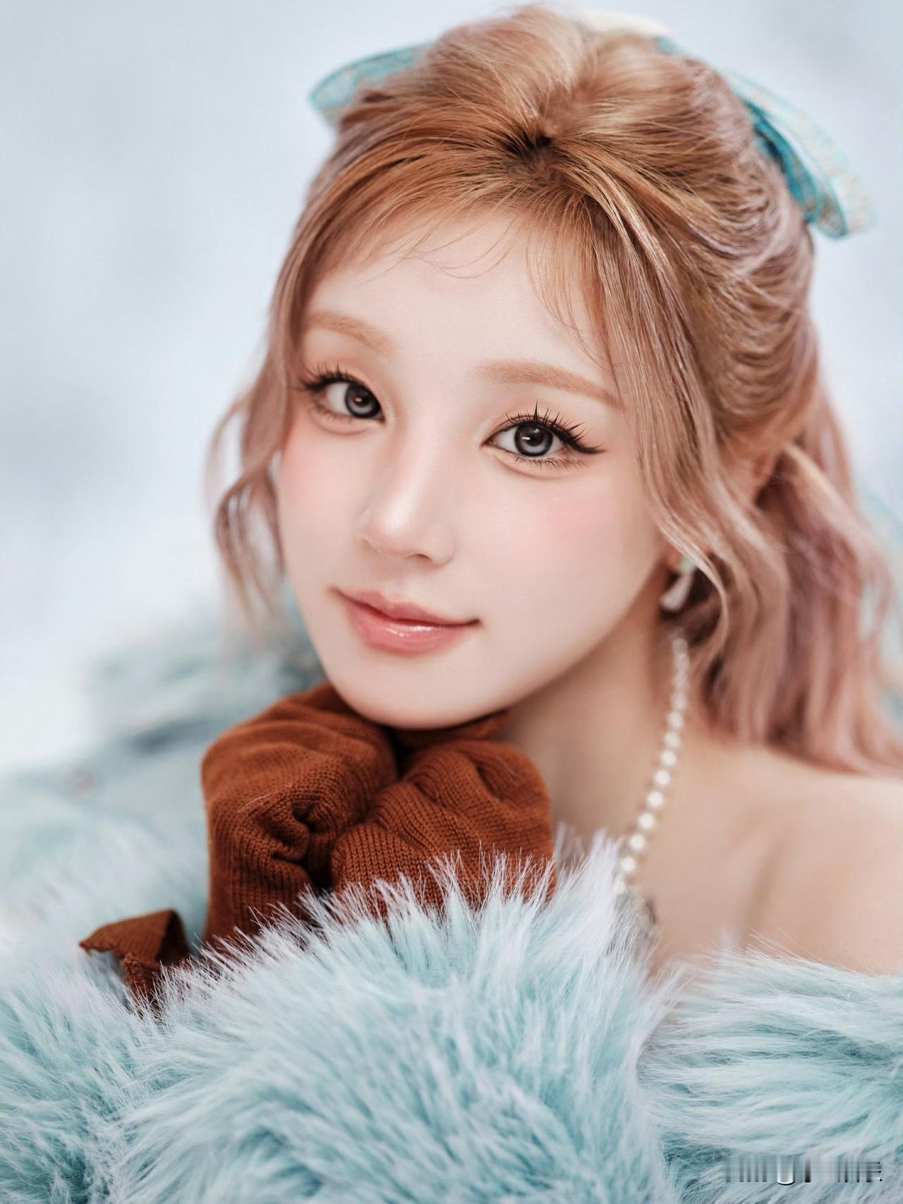 宋雨琦的冰雪公主造型简直绝了！她身着梦幻蓝白相间的裙子，就像从童话世界里走出来的