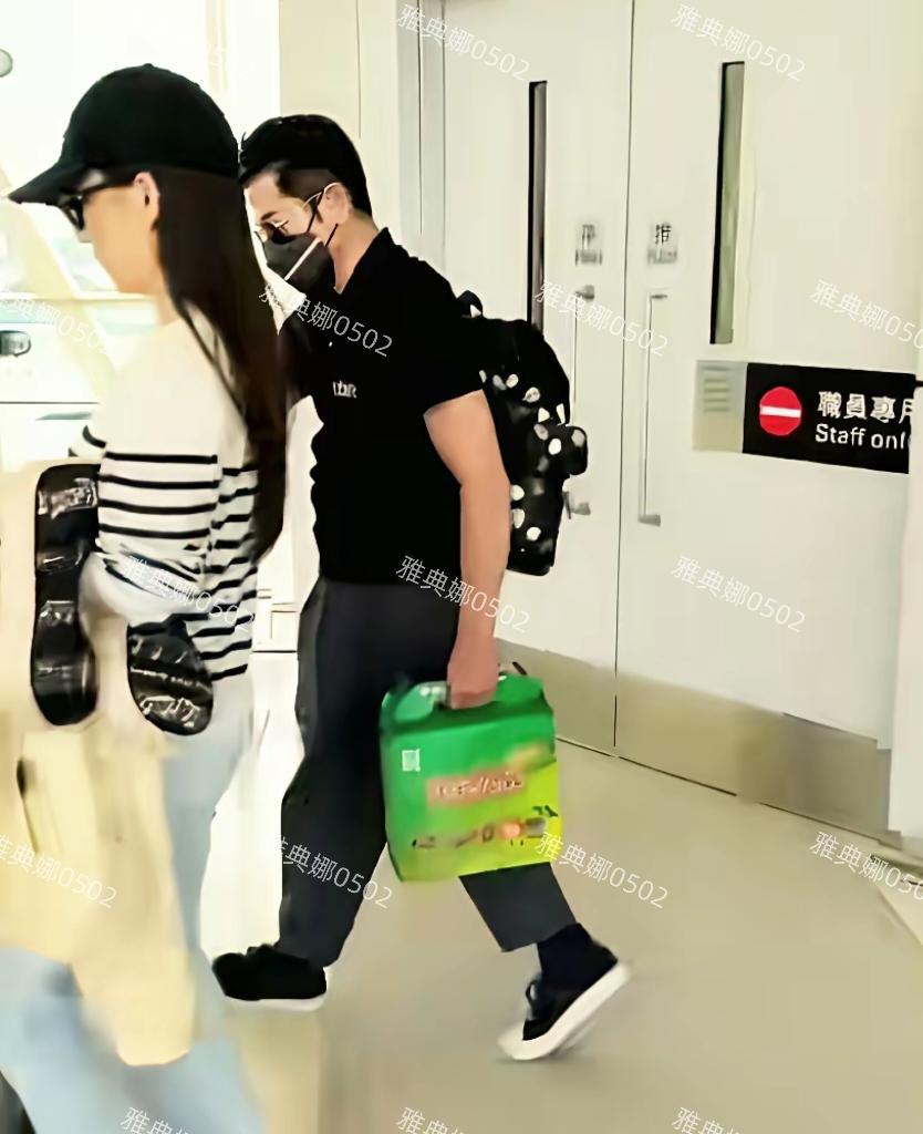 谁说方媛在郭富城面前做小伏低？夫妻俩从方媛老家安徽返回香港时被网友偶遇，背包推