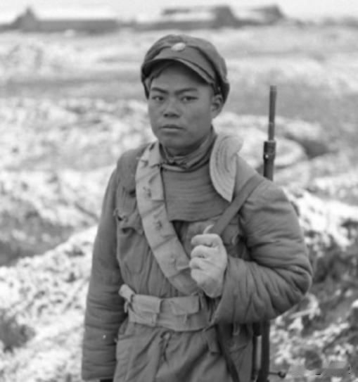 1948年，国民党整90师中将师长正在怒骂小电话兵，甚至开了两枪恫吓。小电话兵看