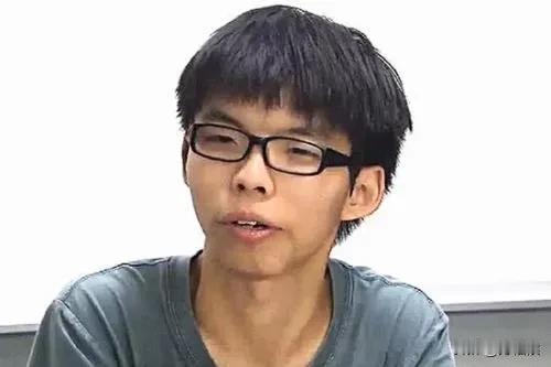 这货是HongKong祸乱时的头领，黄之锋。四年多的牢狱之灾并没有让他有感谢组