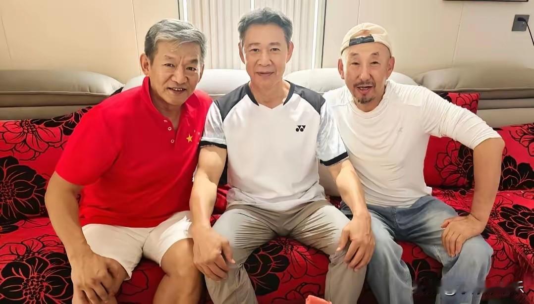 69岁张丰毅专程前往新疆石河子，登门看望老友演员周波，在对方家中温馨小聚。周