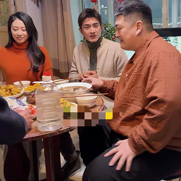 赵本山儿子还挺接地气的，喝酒喝散装的，能拿这种酒招待朋友，这酒在当地的地位应该也