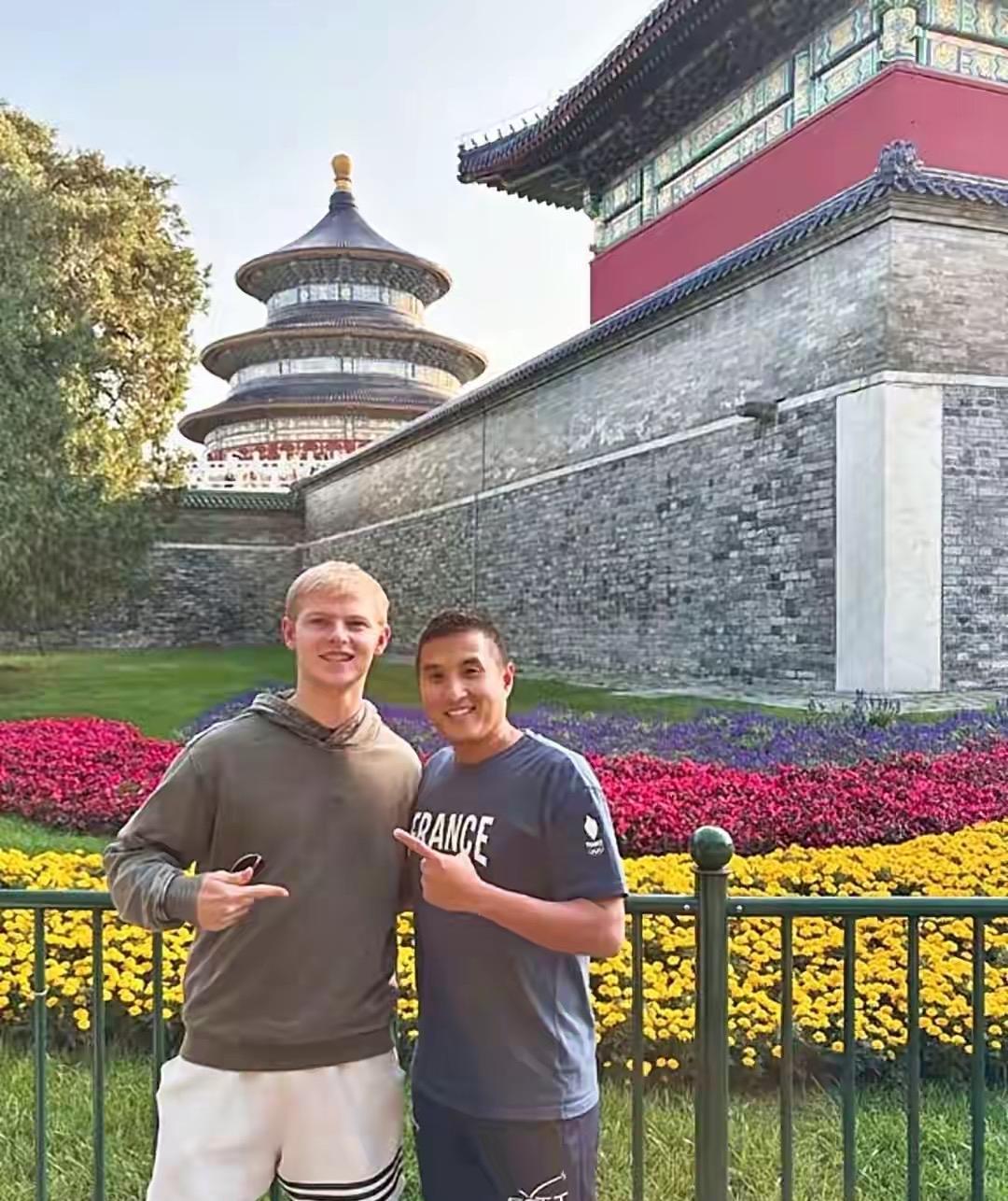 小勒布伦还真爱上中国了，比赛结束后他没有急着回家，和他的爸爸一起来到了故宫博物院