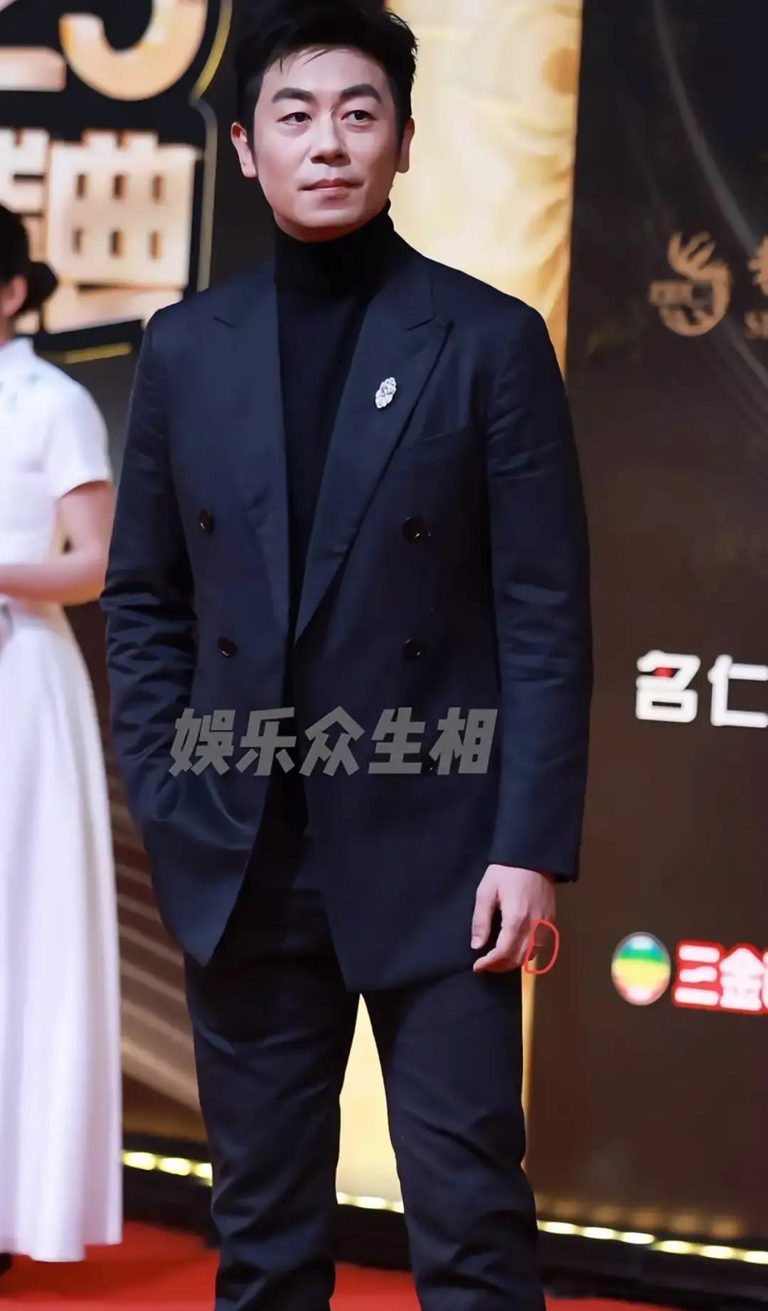 别人裹着礼服打哆嗦，他穿着“秋裤”就上了红毯。朱亚文在国剧盛典，选了件高领