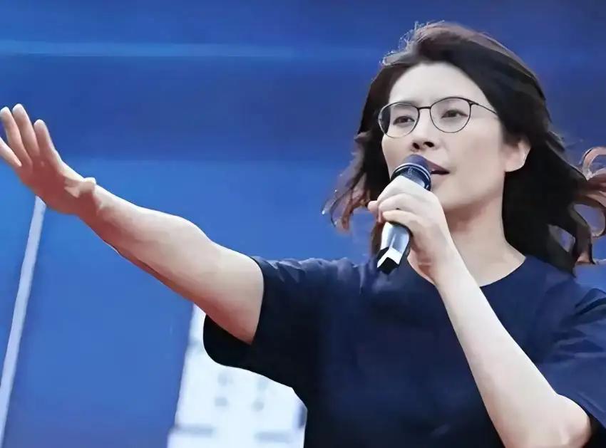 “一句话炸锅！”台北政坛，国民党主席郑丽文当着日本记者直言：接受“一个中国”，台