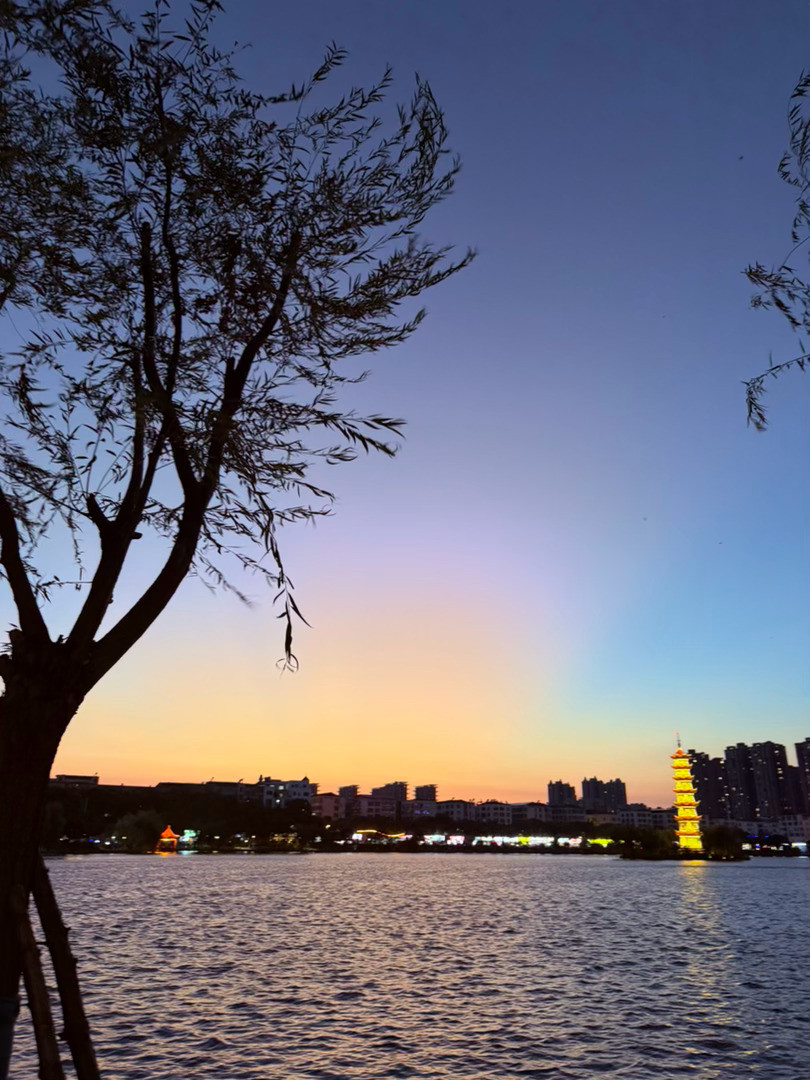 生活手记记录真实生活摄影摄影摄影暮湖晚塔暮色漫过堤岸，晚风轻拂柳梢残叶悬垂，剪